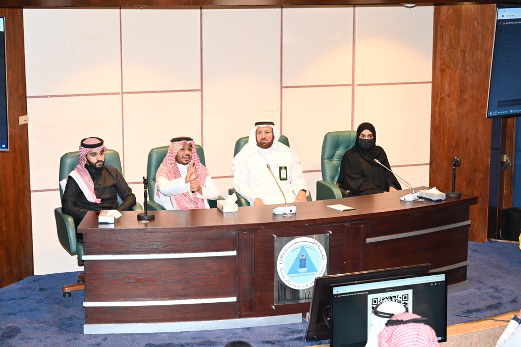fea_kau's tweet photo. تزامنا مع اليوم العالمي لـالإدخار نظم قسم التمويل بكلية الادارة والاقتصاد اليوم الاحد بقاعة بن محفوظ لقاء "الإدخار والاستثمار الثالث".

حيث تمت مناقشة كفاءة الانفاق، وكيف يصنع الادخار المعجزات، واستثمار الافراد، والإدخار والاستثمار بإستخدام الفنتك.
وكان اللقاء قد انطلق بكلمة ترحبية لسعادة مشرفة قسم التمويل بشطر الطالبات د.هبه قزاز  التي كرمت المشاركين بنهاية اللقاء.