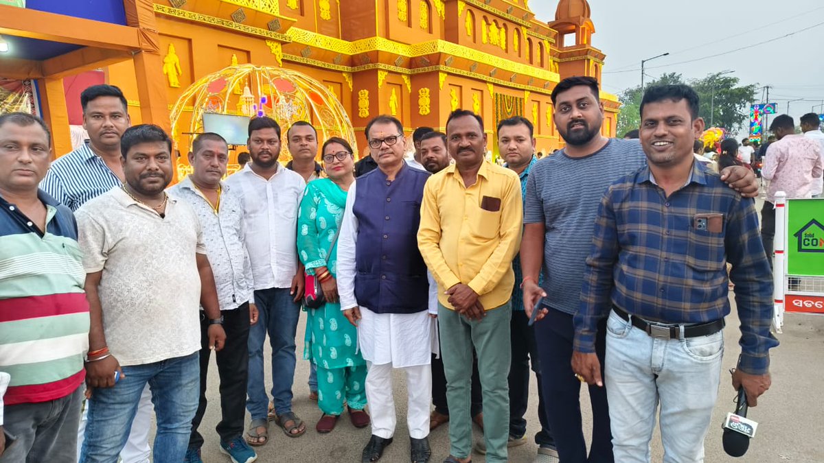 ପବିତ୍ର କାଳୀପୂଜା ଅବସରରେ ମହା ଆଡ଼ମ୍ବରରେ ଆୟୋଜିତ ଯାଜପୁର ରୋଡ ସ୍ଥିତ ବିଭିନ୍ନ ପୂଜା ମଣ୍ଡପ ବୁଲି ମା କାଳୀଙ୍କୁ ଦର୍ଶନ କରି ଆଶିଷ ଭିକ୍ଷା କରିବା ସଙ୍ଗେ ସଙ୍ଗେ ଯାଜପୁର ବାସୀଙ୍କ ମଙ୍ଗଳ କାମନା କଲି।
<a href="/BJP4Odisha/">BJP Odisha</a> <a href="/MohanMOdisha/">Mohan Charan Majhi</a> <a href="/dpradhanbjp/">Dharmendra Pradhan</a> #kalipuja #jajpur
