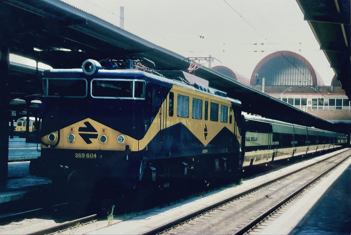 AndreasWiede's tweet photo. A #Renfe 🇪🇸 Class 269 #Mitsubishi electric, together with a #Talgo #Pendular consist in its original livery, is seen here at #Madrid #Chamartin station in August 1985.
#InterRail #PastTrainTrips https://t.co/cALDugBGrG