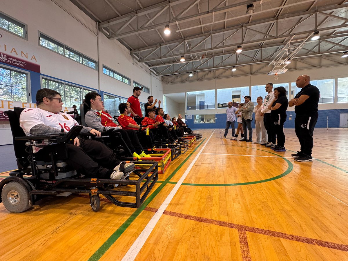 angelortiz83's tweet photo. 🇪🇸⚽️ En la IMD de Fidiana, he acompañado a la @SEFutbol de Powerchair y he visto en acción a estos grandes deportistas.

Imprescindible invertir en deporte adaptado para dar a todos las mismas oportunidades.

Los atómicos son un ejemplo de que el deporte es para todos. https://t.co/NPnwlgylMo