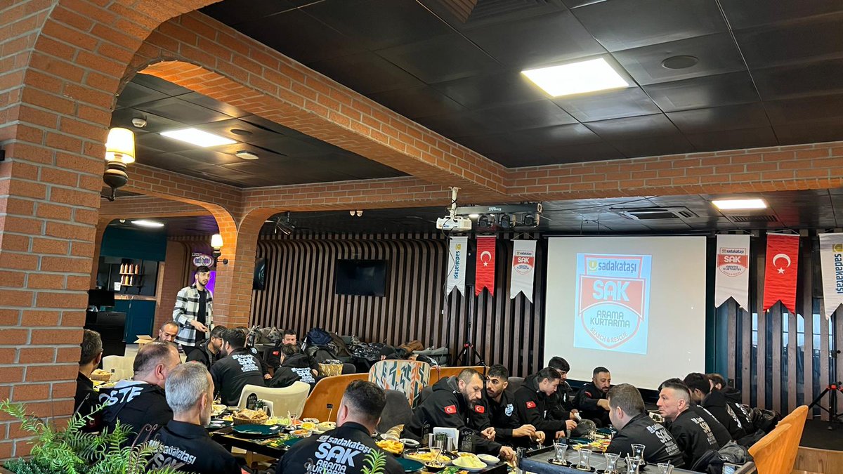 56Mesut1905's tweet photo. Bugün,doğal afetlere karşı mücadele edecek ekibimiz ile birlikte toplantı gerçekleştirdik. Bu önemli adım, toplumumuzun güvenliğini artırmak ve olası afetlerin etkilerini en aza indirmek amacıyla atılmıştır
Toplantımızda,ekibimizin misyonu ve vizyonu üzerinde durduk
@kemal_ozdal https://t.co/spJvE1WLMo