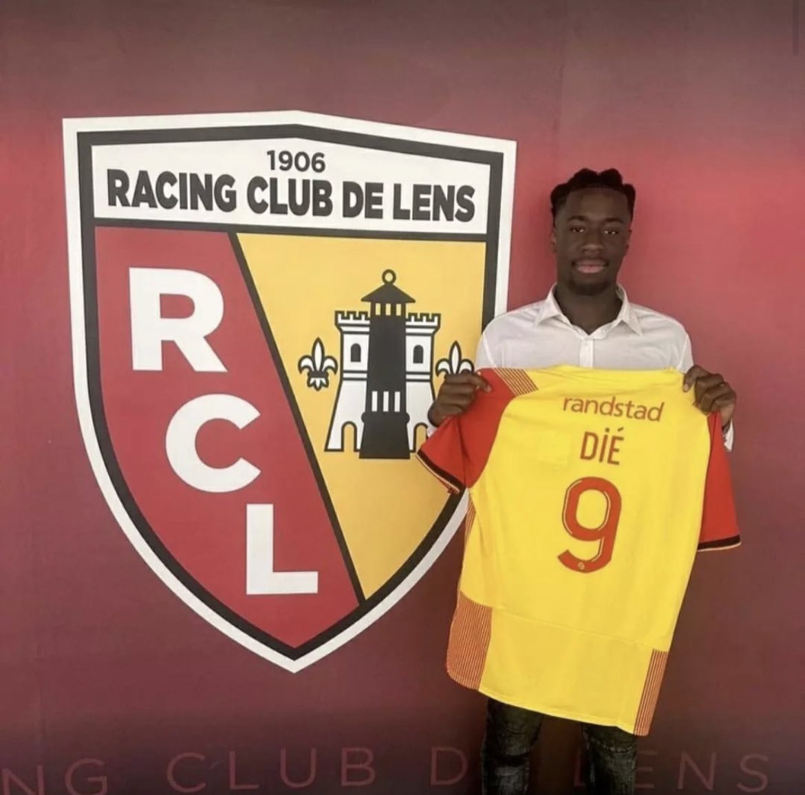 ZideNine9's tweet photo. Il faut qu’il soit dans le groupe pour ce week-end contre Nantes !! ❤️💛💎✨ #rclens https://t.co/IaawH9bruy