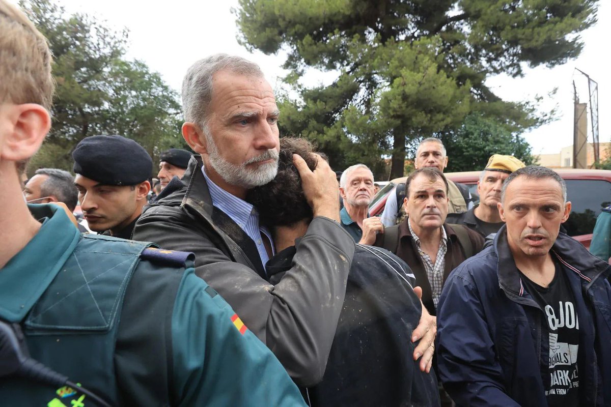 El abrazo del Rey al pueblo español ante el dolor y el sufrimiento. Los Reyes de España han sido valentía, cercanía y honor en Valencia.
