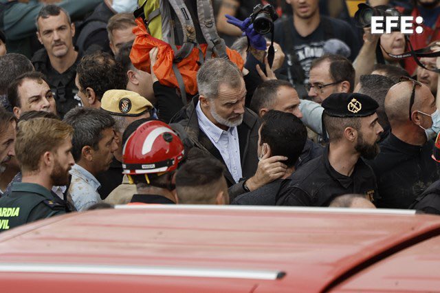 nngg_salamanca's tweet photo. Los Reyes mostrando su total apoyo a los afectados por la DANA.

La impúdica huida de Sánchez le retrata como el presidente más miserable y cobarde de este país.

España no se merece un Gobierno así. https://t.co/Fud3ANPyMo