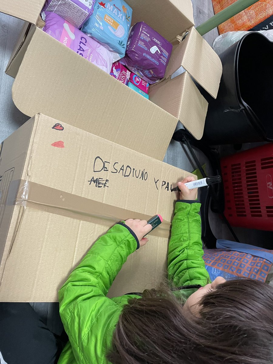 Hoy la compañera más joven del <a href="/SovietGetafe/">SovietDeGetafe</a> ha tenido la tarea de decorar las cajas que van para Valencia. 
💖💖💖💖