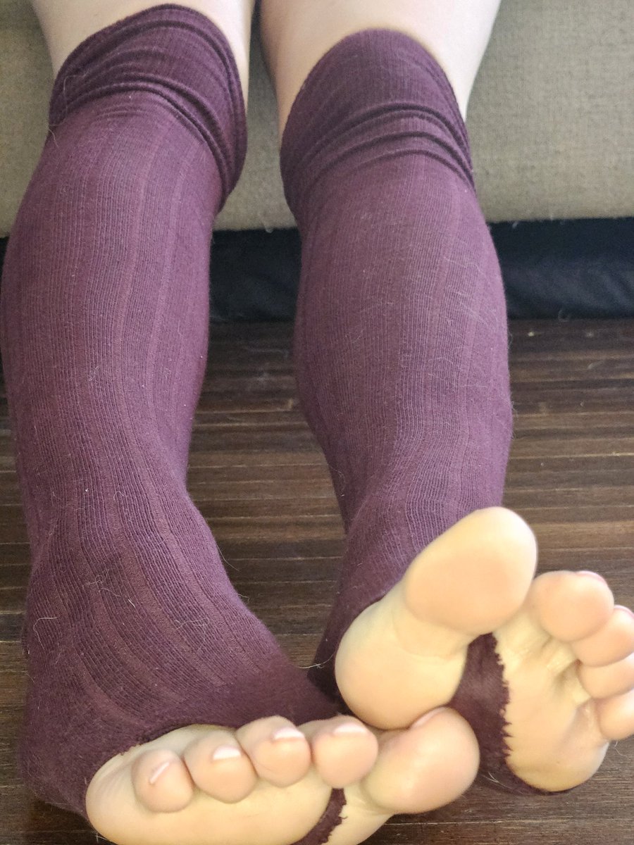 Knee highs 👣
#feet #feetpicsforsale #feetpics #footpic #footpic  #toes #paintedtoes #kneehighsocks #socks #kneehigh