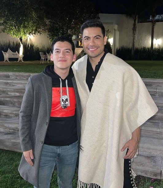 TeamMario2024's tweet photo. Antier en un evento con las Ha*Ash, ayer con Carlos Rivera y hoy en el Auditorio Nacional con Chiquis...

Pasito a pasito. 🔥👏 https://t.co/OfGjJEPmAn