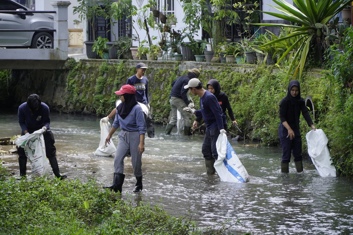 Kegiatan bersih kali dalam rangka memperingati Hari Peduli Sampah Nasional 2024 di Kali Bening yang berlokasi dekat dengan Sekretariat Mapala Sulfur dan Universitas Tidar.