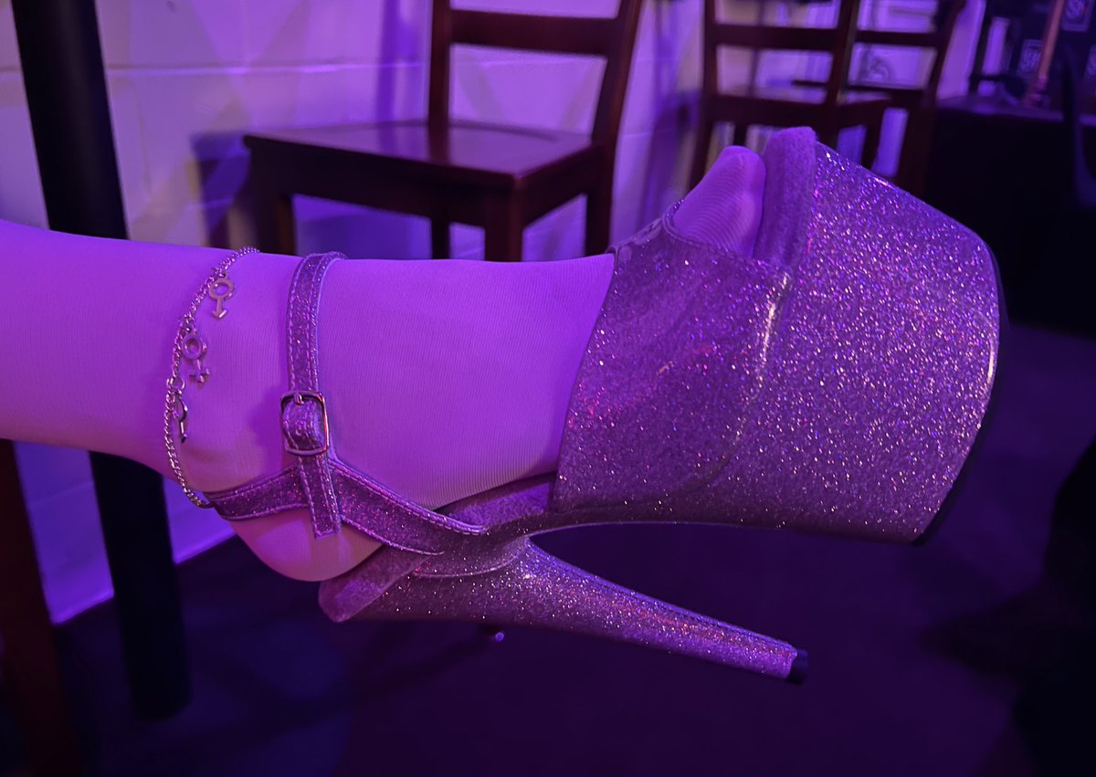 TheeUnderBrake's tweet photo. Last night was incredible! Getting the glitter ones was a homerun https://t.co/knw5W3qXfQ