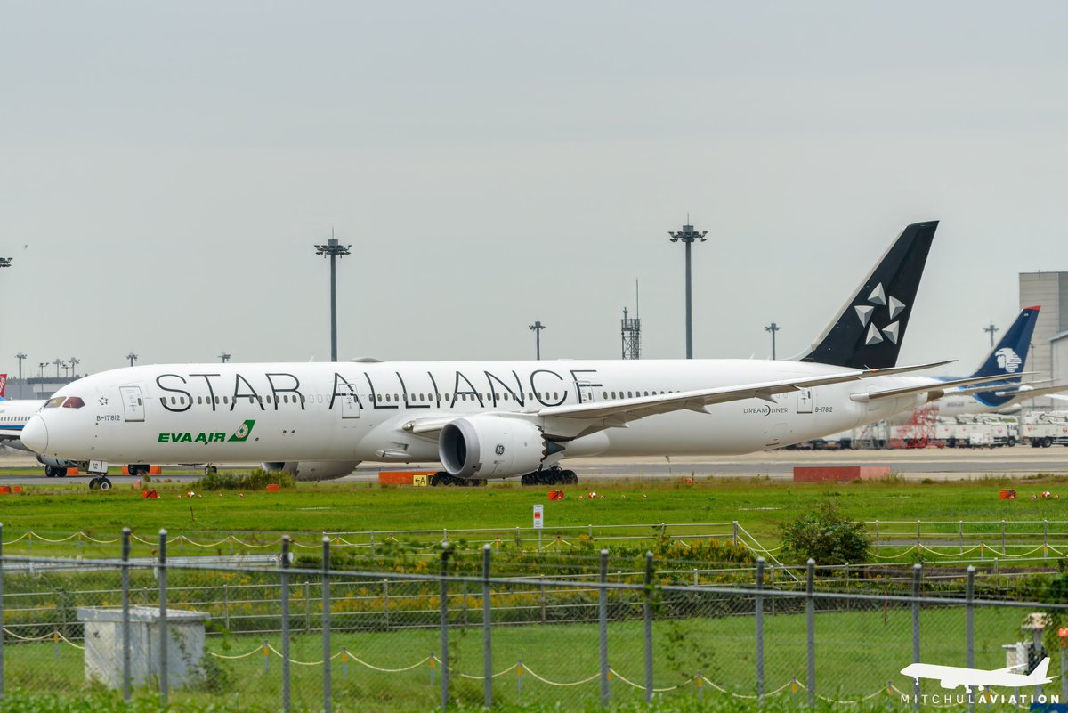 Double @StarAlliance Dreamliner departures out of <a href="/NRT/">NRT - Narita Airport</a>  with <a href="/airindia/">Air India</a>’s VT-ANU heading to Delhi whilst <a href="/EVAAirUS/">EVA Airways Corp.</a>’s B-17812 jets off to Taipei. 

#planespotting #airport #aircraft