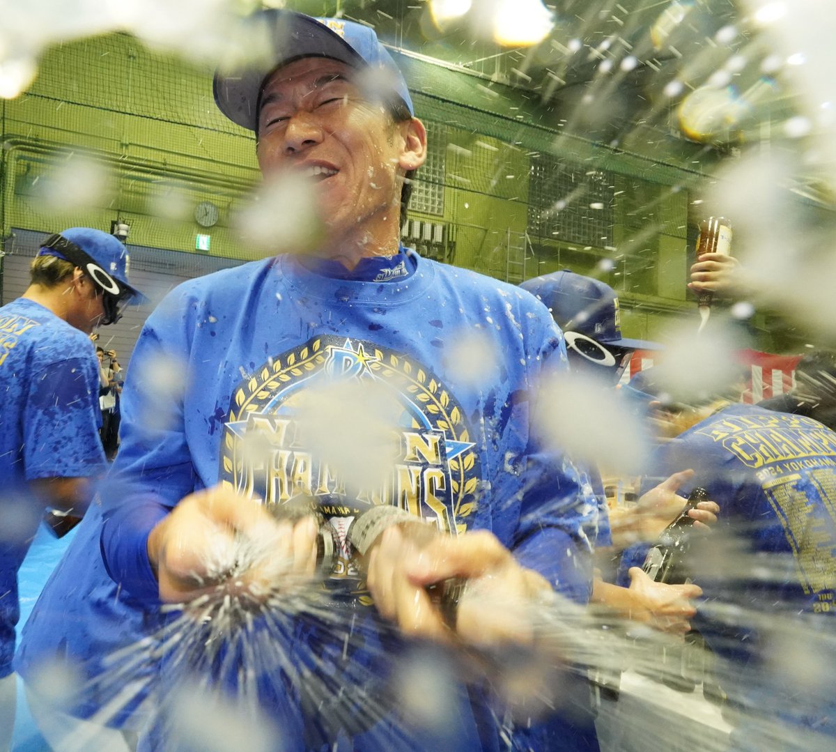 ydb_yokohama's tweet photo. #三浦大輔 監督！！！✨
浴びっぷりも日本一です！🍻

#SMBC日本シリーズ 
#ベイスターズ 
#baystars https://t.co/Qjd8VJCWcH