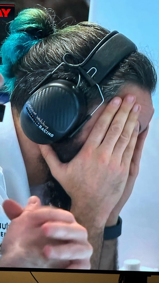 The_Dumb_Stuff's tweet photo. #P1 Fixed this guy’s headphones. @MattP1Tommy https://t.co/ChFoIjqQLb