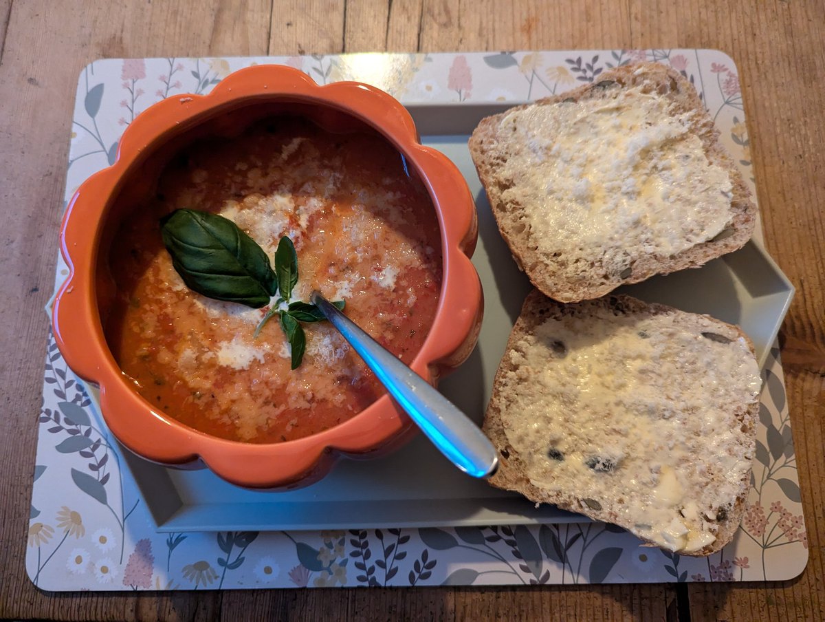 After a kinda chaotic week, I'm having almost the perfect Sunday. 

I say almost because Affie leaves soon for work🖤

But today's fun task was making my first roasted tomato and red pepper soup. Served with roasted garlic, parmesan, more basil and a buttered pumpkin seed roll 🍅