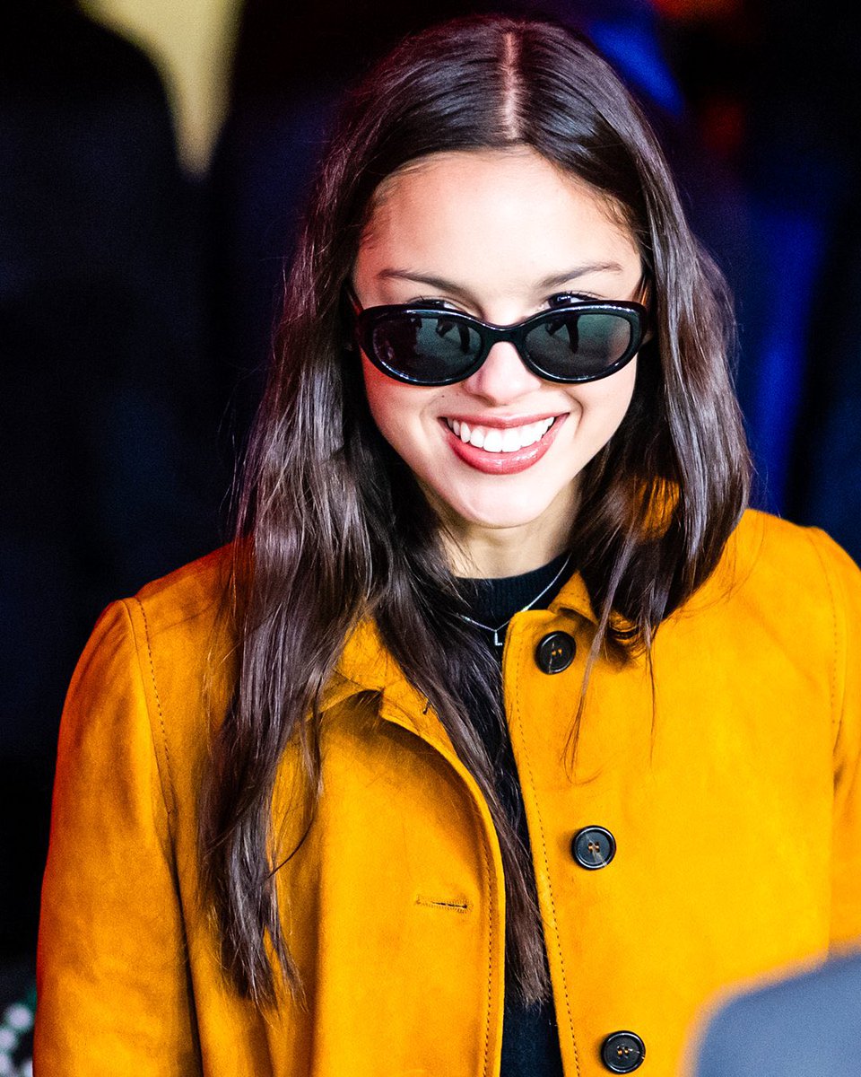 idextratime's tweet photo. 📸 Olivia Rodrigo hadir langsung di Old Trafford untuk menyaksikan laga Manchester United vs. Chelsea. 😍 https://t.co/eNeEH9ecle