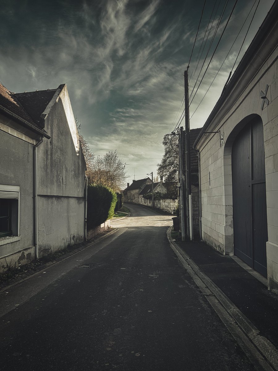 dupuislulu's tweet photo. Photo style #Vintage transporte immédiatement le spectateur dans une autre époque. les routes irréguliers des ruelles, et les détails architecturaux qui racontent une histoire ancienne. Ce style accentue le charme intemporel du village de Chevincourt https://t.co/uFGfzFLC3L