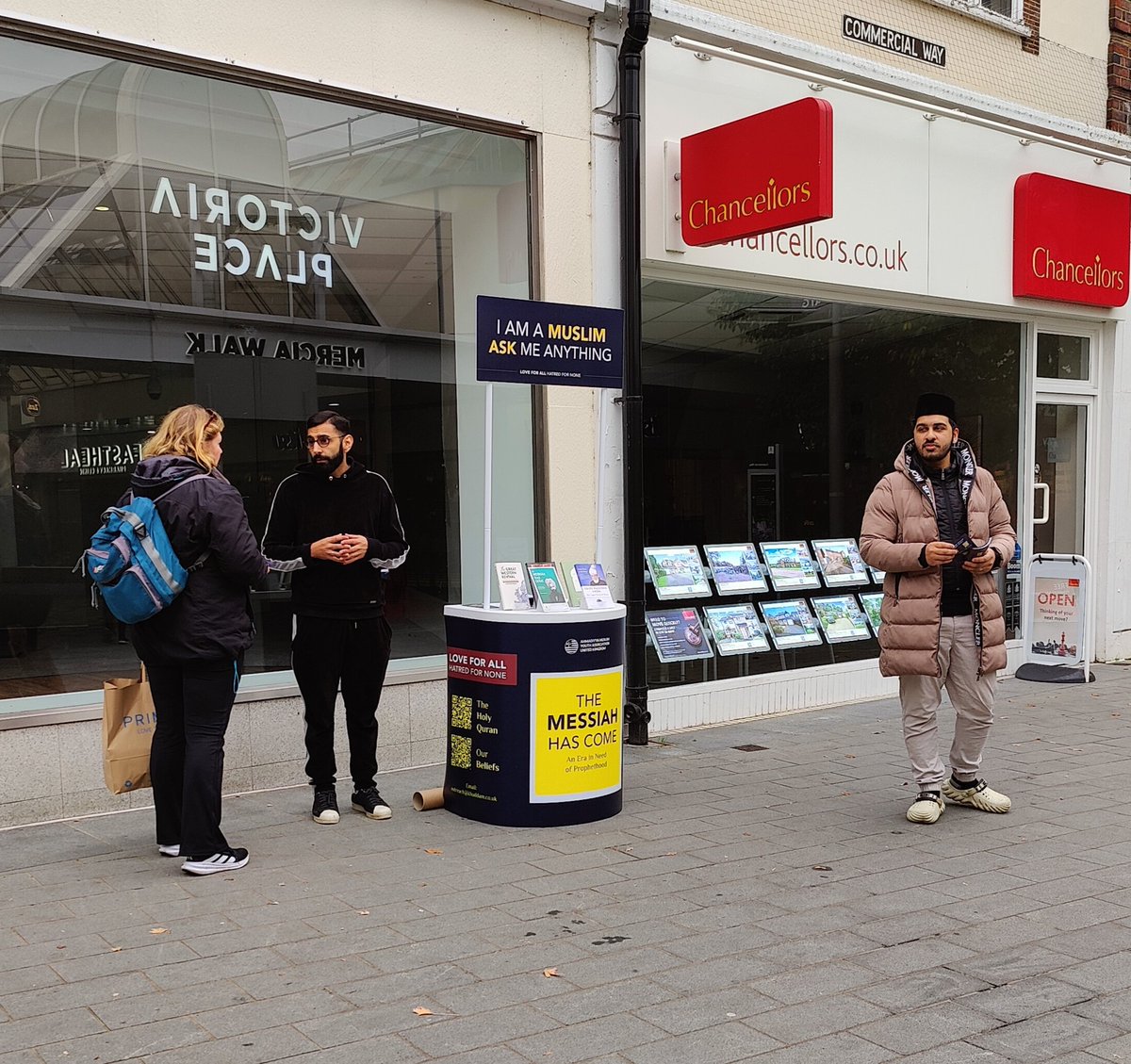 amyaoutreachuk's tweet photo. Kicking off #Islamaphobia awareness month in the streets of #Woking dispelling misconceptions with several discussions regarding True #Islam and the Promised #Messiah (as)

#Islam #Ahmadiyya #MessiahHasCome https://t.co/MlfVl2DVeC