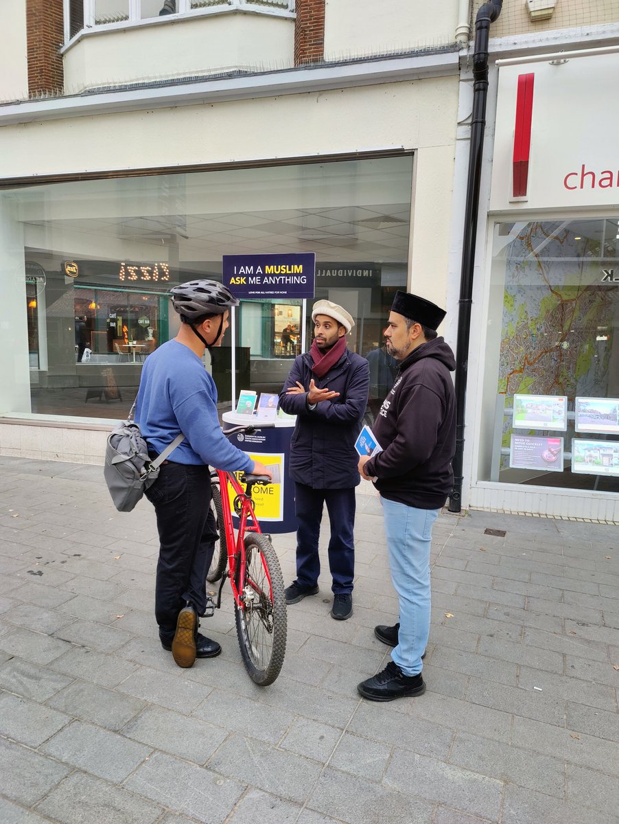 amyaoutreachuk's tweet photo. Kicking off #Islamaphobia awareness month in the streets of #Woking dispelling misconceptions with several discussions regarding True #Islam and the Promised #Messiah (as)

#Islam #Ahmadiyya #MessiahHasCome https://t.co/MlfVl2DVeC