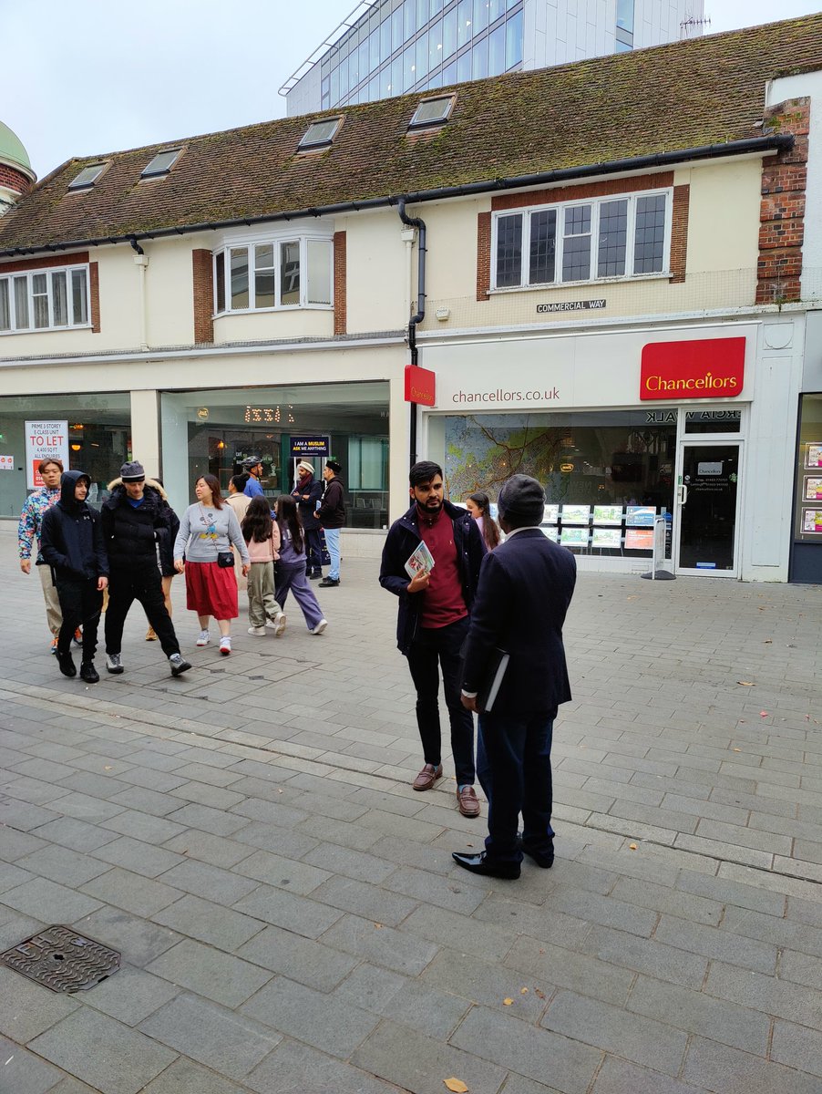 amyaoutreachuk's tweet photo. Kicking off #Islamaphobia awareness month in the streets of #Woking dispelling misconceptions with several discussions regarding True #Islam and the Promised #Messiah (as)

#Islam #Ahmadiyya #MessiahHasCome https://t.co/MlfVl2DVeC
