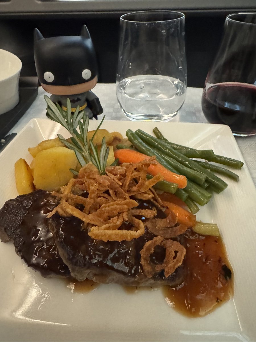 Connaissir's tweet photo. Shoutout an @EVAAirUK für eine Business Class, die sogar einem Connaissir die Bat-Flügel stehlen könnte! 🛫✨ Und Bangkok-Einreise in Rekordzeit – so schnell hab ich noch nie Pad Thai in den Händen gehabt! 🍜😎 #FlyLikeABat #ConnaissirOnTheMove #EvaAir https://t.co/zZctPcljNN