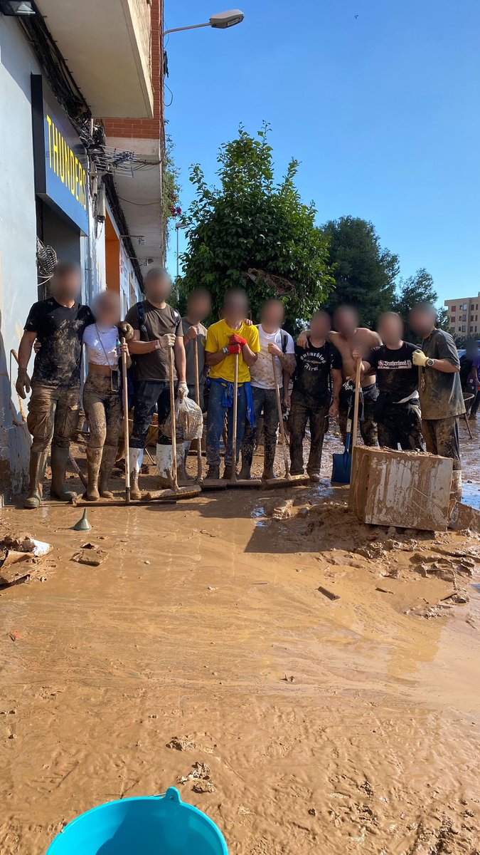 Yomus, Jove Elx, Frente Bokerón y Suburbios Firm ayudando en la zona 0, y dando la cara por el pueblo de Valencia. 

Honor y eterno agradecimiento.