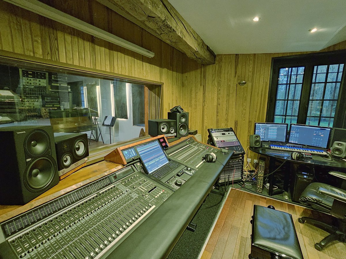 byebyefish's tweet photo. Friday afternoon we had a very serious mixing session with Armen @GamStudioProd: 6 tracks in 7 hours. A bit tired at the end but so glad we finished this step to the new songs!
#mixing #studio #piano #session #mixingsession #pianomusic #classicalpiano #classicalmusic https://t.co/DJGcnDyF7N