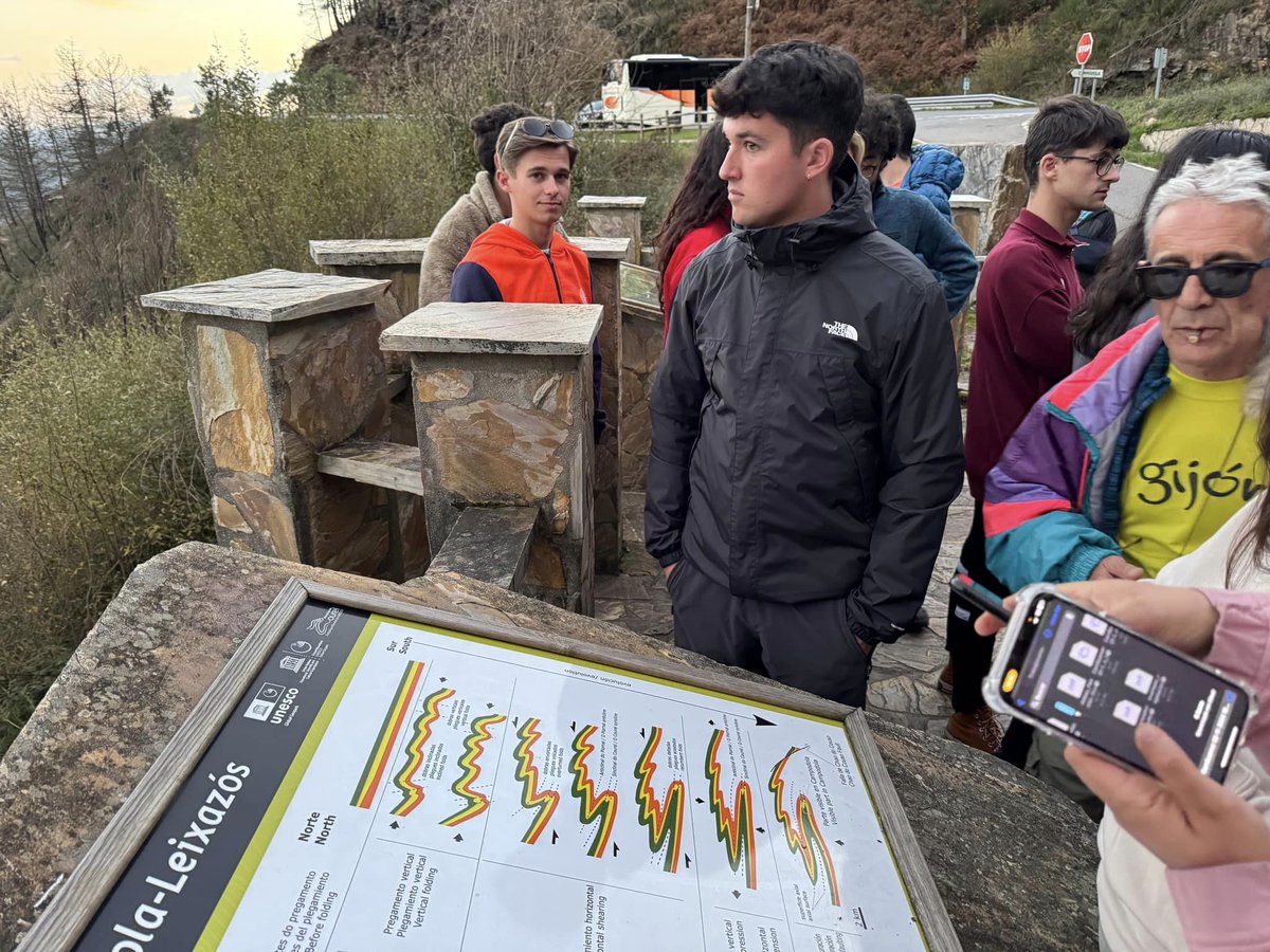 COURELMOUNTAIS's tweet image. Tivemos de visita de traballo no Xeoparque Montañas do Courel aos/as alumn@s da Facultade de Xeografía da Universidade de Oviedo, acompañados polo profesor Augusto Pérez Alberti, membro do noso comité científico. Grazas pola vosa visita.