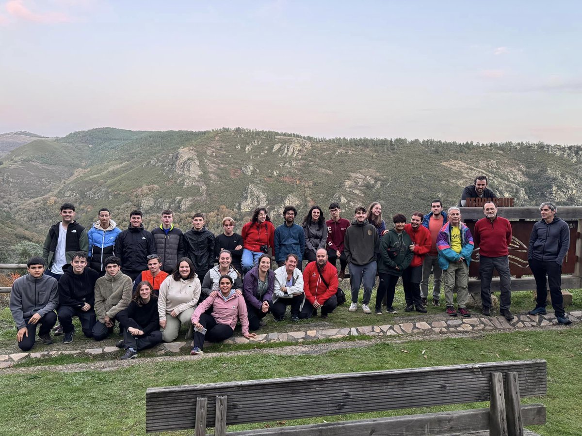 COURELMOUNTAIS's tweet image. Tivemos de visita de traballo no Xeoparque Montañas do Courel aos/as alumn@s da Facultade de Xeografía da Universidade de Oviedo, acompañados polo profesor Augusto Pérez Alberti, membro do noso comité científico. Grazas pola vosa visita.