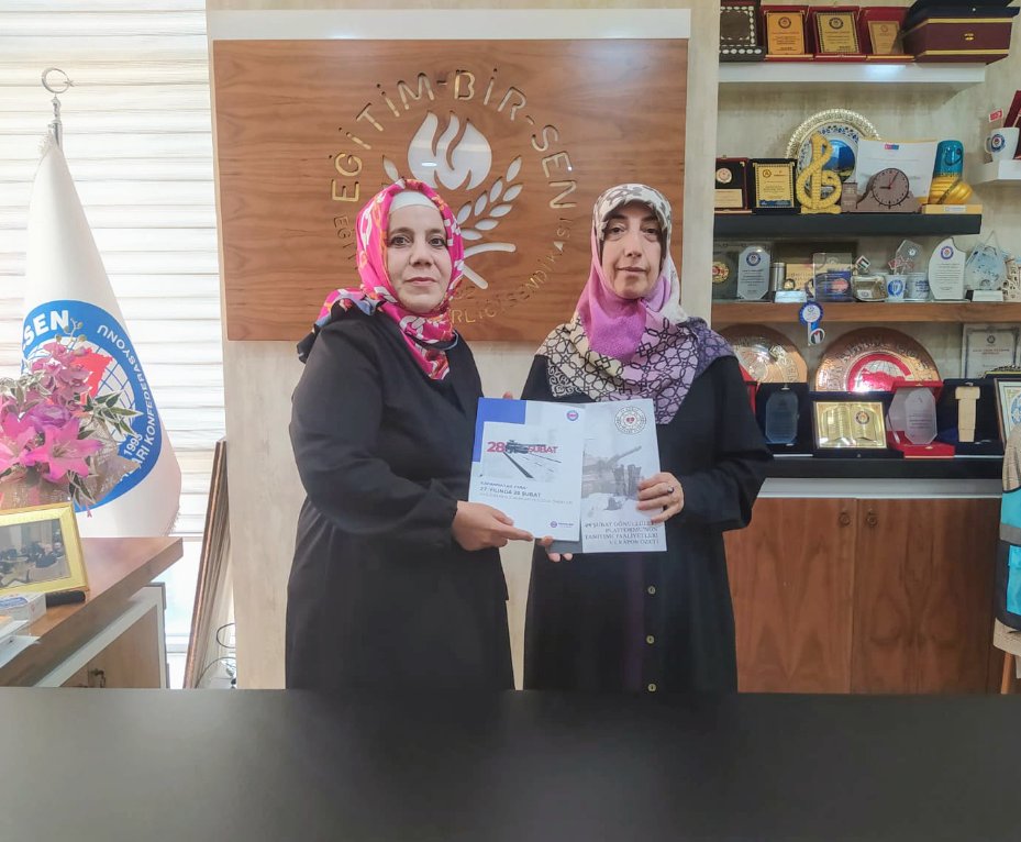 28subatgonullu's tweet photo. 📍 ŞANLIURFA 
Platformumuzun Yönetim Kurulu Üyesi Şükran TAŞDELEN 28 Şubat mağdurları için KOMİSYON kurulması çalışmaları doğrultusunda Şanlıurfa Eğitim Bir-Sen Başkanı  İbrahim COŞKUN'u ve Eğitim Bir-Sen Kadın Kolları Başkanı Mine AYNELİ'yi  ziyaret edip kendilerine "28 Şubat Gönüllüleri Platformunun Tanıtımı, Faaliyetleri ve Rapor Özeti" çalışmamızı ve Memur_Sen Konfederasyonu ile gerçekleştirdiğimiz "Çalıştay Raporunu" takdim etmişlerdir. Sayın Başkanlarımıza göstermiş olduğu samimiyeti, nezaketi ve misafirperverlikleri için teşekkür ediyoruz.
@RTErdogan @Sdka_Aydin @MetinerBasin  @ayneli_mine @ibrahimcoskun63  @EbsUrfa  @hilal_kaplan @avabdullahguler