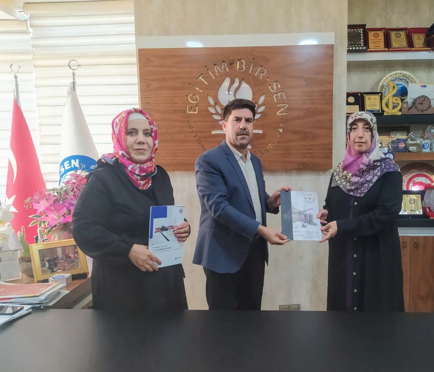 28subatgonullu's tweet photo. 📍 ŞANLIURFA 
Platformumuzun Yönetim Kurulu Üyesi Şükran TAŞDELEN 28 Şubat mağdurları için KOMİSYON kurulması çalışmaları doğrultusunda Şanlıurfa Eğitim Bir-Sen Başkanı  İbrahim COŞKUN'u ve Eğitim Bir-Sen Kadın Kolları Başkanı Mine AYNELİ'yi  ziyaret edip kendilerine "28 Şubat Gönüllüleri Platformunun Tanıtımı, Faaliyetleri ve Rapor Özeti" çalışmamızı ve Memur_Sen Konfederasyonu ile gerçekleştirdiğimiz "Çalıştay Raporunu" takdim etmişlerdir. Sayın Başkanlarımıza göstermiş olduğu samimiyeti, nezaketi ve misafirperverlikleri için teşekkür ediyoruz.
@RTErdogan @Sdka_Aydin @MetinerBasin  @ayneli_mine @ibrahimcoskun63  @EbsUrfa  @hilal_kaplan @avabdullahguler
