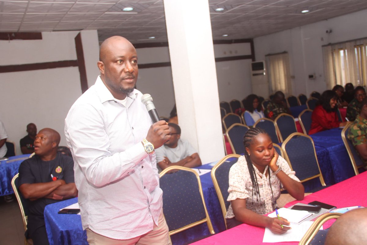 FRANKLINONELSON's tweet photo. @SDNNigerDelta organized an event 'Strengthening Civil-mikitary/ paramilitary relations in Rivers State' to foster a stronger tie between civilians &amp; military. Men &amp; officers across military formations,  police &amp; NSCDC, CSOs and media were present.
@PINDFoundation 
@CCredef https://t.co/vtdvLDCmBy