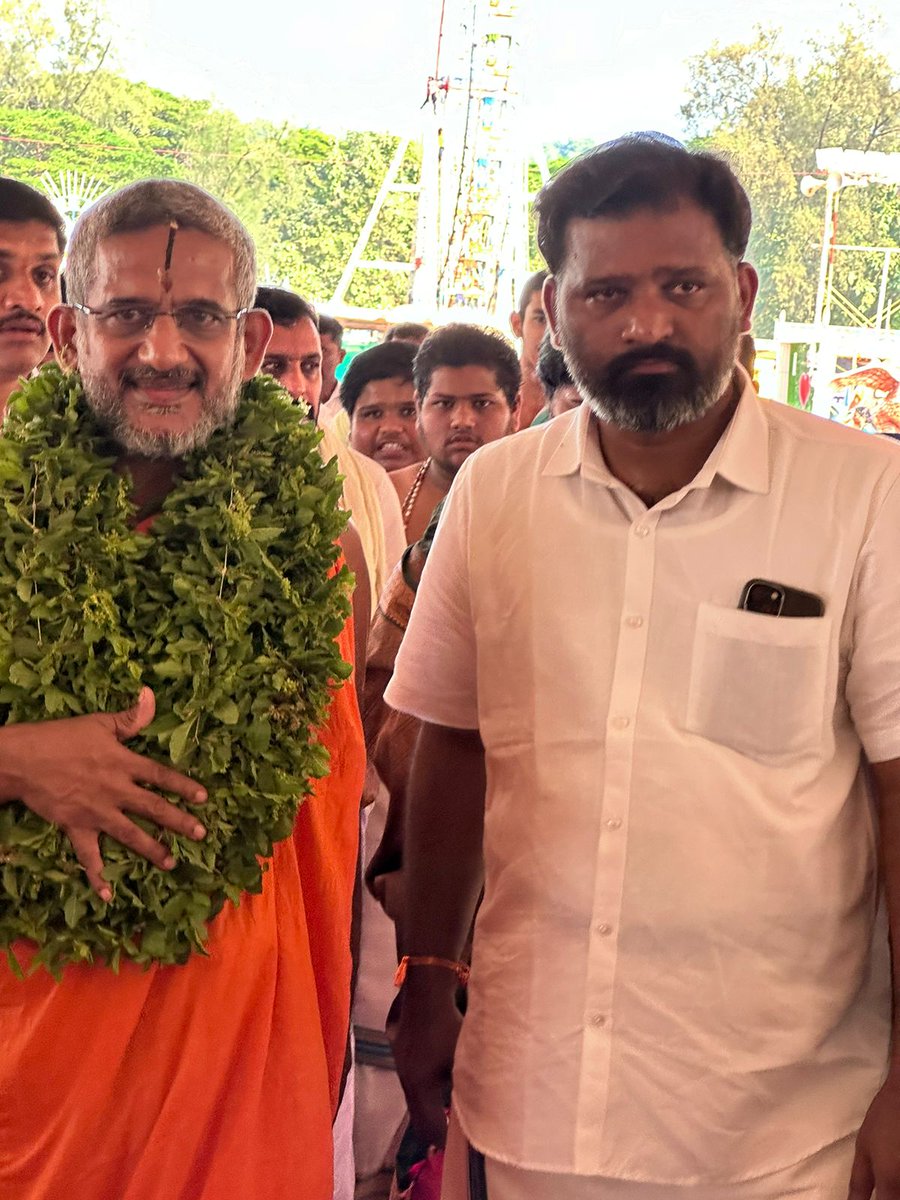 gantihole's tweet photo. ಬೈಂದೂರು ಉತ್ಸವಕ್ಕೆ ಆಗಮಿಸಿದ ಪೇಜಾವರ ಮಠದ ಶ್ರೀ ಶ್ರೀ ಶ್ರೀ ವಿಶ್ವಪ್ರಸನ್ನ ತೀರ್ಥ ಸ್ವಾಮೀಜಿ ಅವರ ಆಶೀರ್ವಾದ ಪಡೆಯಲಾಯಿತು. 

ಧಾರ್ಮಿಕ ಸಭಾ ಕಾರ್ಯಕ್ರಮದಲ್ಲಿ ಕೊಲ್ಲೂರು ಶ್ರೀ ಮೂಕಾಂಬಿಕಾ ದೇವಸ್ಥಾನದ ಪ್ರಧಾನ ಅರ್ಚಕರು ಮತ್ತು ಗಣ್ಯರು ಉಪಸ್ಥಿತರಿದ್ದರು.

 #ByndoorUtsava2024
#ಬೈಂದೂರುಉತ್ಸವ2024 https://t.co/EZ0DsotT08