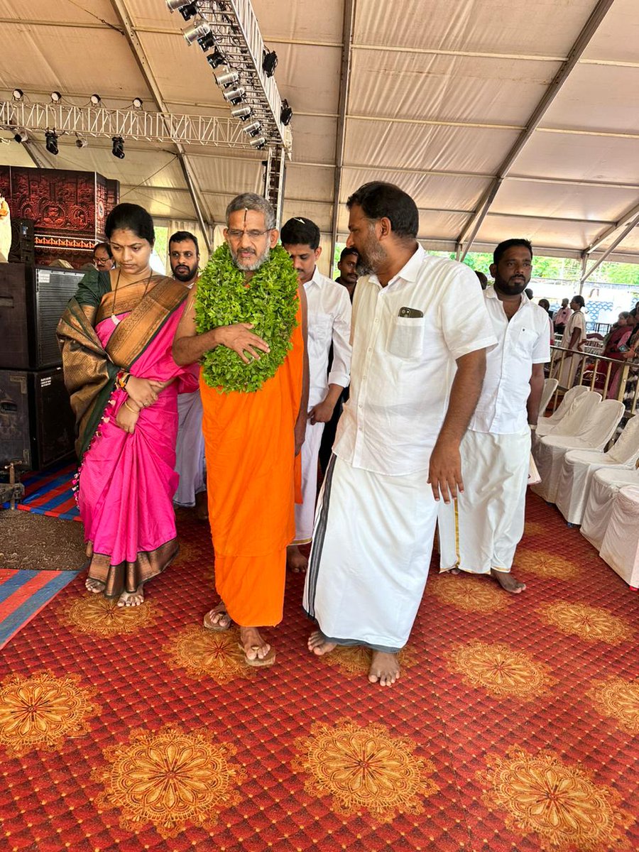 gantihole's tweet photo. ಬೈಂದೂರು ಉತ್ಸವಕ್ಕೆ ಆಗಮಿಸಿದ ಪೇಜಾವರ ಮಠದ ಶ್ರೀ ಶ್ರೀ ಶ್ರೀ ವಿಶ್ವಪ್ರಸನ್ನ ತೀರ್ಥ ಸ್ವಾಮೀಜಿ ಅವರ ಆಶೀರ್ವಾದ ಪಡೆಯಲಾಯಿತು. 

ಧಾರ್ಮಿಕ ಸಭಾ ಕಾರ್ಯಕ್ರಮದಲ್ಲಿ ಕೊಲ್ಲೂರು ಶ್ರೀ ಮೂಕಾಂಬಿಕಾ ದೇವಸ್ಥಾನದ ಪ್ರಧಾನ ಅರ್ಚಕರು ಮತ್ತು ಗಣ್ಯರು ಉಪಸ್ಥಿತರಿದ್ದರು.

 #ByndoorUtsava2024
#ಬೈಂದೂರುಉತ್ಸವ2024 https://t.co/EZ0DsotT08