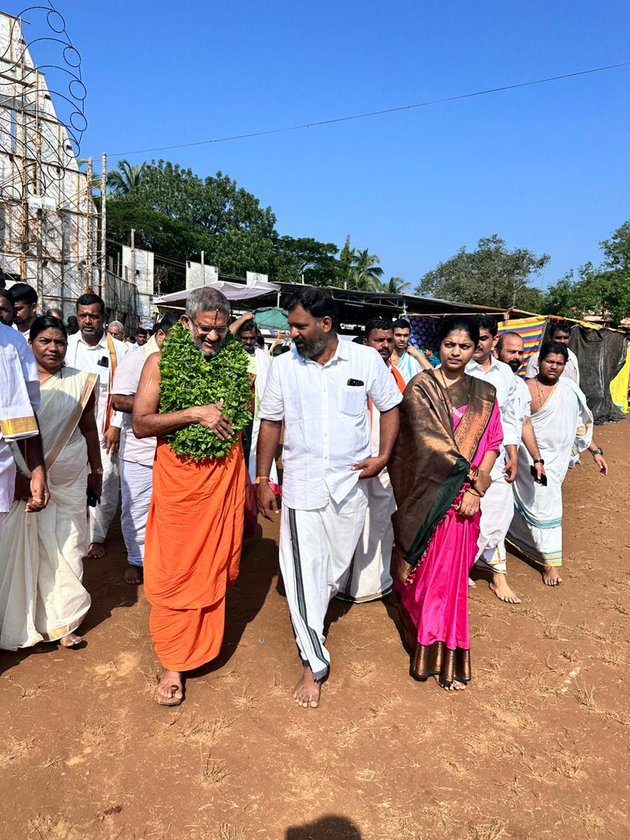gantihole's tweet photo. ಬೈಂದೂರು ಉತ್ಸವಕ್ಕೆ ಆಗಮಿಸಿದ ಪೇಜಾವರ ಮಠದ ಶ್ರೀ ಶ್ರೀ ಶ್ರೀ ವಿಶ್ವಪ್ರಸನ್ನ ತೀರ್ಥ ಸ್ವಾಮೀಜಿ ಅವರ ಆಶೀರ್ವಾದ ಪಡೆಯಲಾಯಿತು. 

ಧಾರ್ಮಿಕ ಸಭಾ ಕಾರ್ಯಕ್ರಮದಲ್ಲಿ ಕೊಲ್ಲೂರು ಶ್ರೀ ಮೂಕಾಂಬಿಕಾ ದೇವಸ್ಥಾನದ ಪ್ರಧಾನ ಅರ್ಚಕರು ಮತ್ತು ಗಣ್ಯರು ಉಪಸ್ಥಿತರಿದ್ದರು.

 #ByndoorUtsava2024
#ಬೈಂದೂರುಉತ್ಸವ2024 https://t.co/EZ0DsotT08