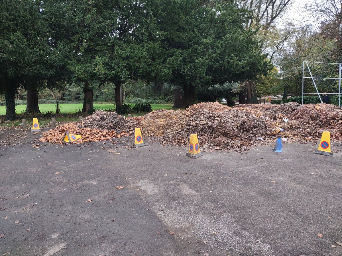 DrDozoGroup's tweet photo. @Hillingdon please see further developments of what is now an encroachment of tarmac car park space.
Where does the line get drawn to conclude this is not a suitable area for intermediate dumping area??? https://t.co/h4nkeM92rx
