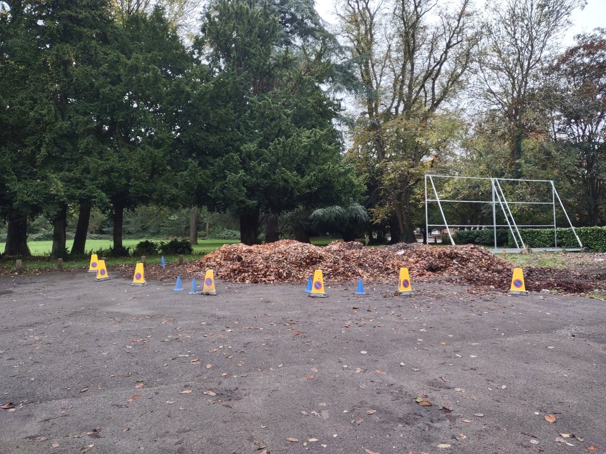 DrDozoGroup's tweet photo. @Hillingdon please see further developments of what is now an encroachment of tarmac car park space.
Where does the line get drawn to conclude this is not a suitable area for intermediate dumping area??? https://t.co/h4nkeM92rx