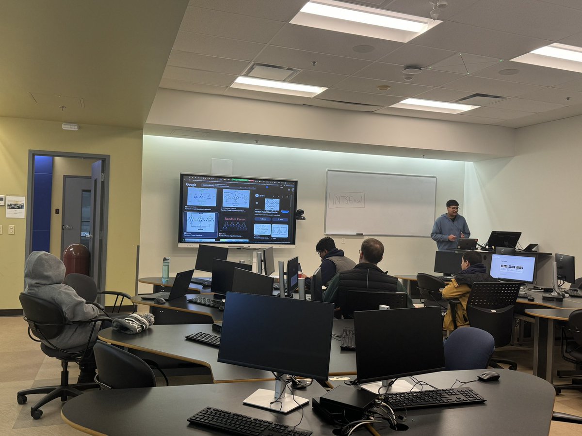 SaidElMejdani's tweet image. The community code Day is running at @keyanocollege about #machinelearning and using #AI and it’s going virtually.
