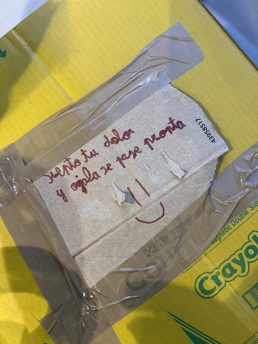esdecirdiario's tweet photo. En este maldito apocalipsis quiero parar el mundo unos segundos, o al menos el mío por salud mental, y compartir con vosotros el noble mensaje que me ha pedido escribir un niño muy pequeño, solo y sin ayuda de su padre, encima de una de las cientos de cajas que llevaba material clasificado para los afectados por la Dana.

No sabéis lo que he llorado. Y lo feliz que he sido unos segundos.