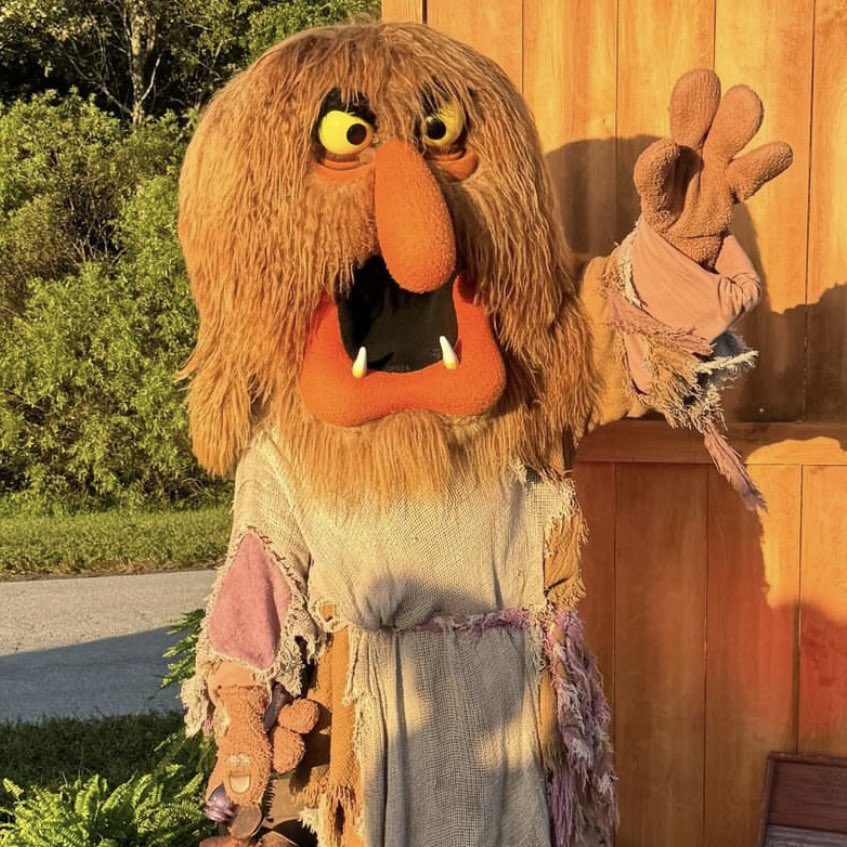 CharactersPBlog's tweet photo. @runDisney @DisCharCentral The Disney Wine &amp; Dine Half Marathon included rare appearances from Disney Characters such as Marie, Clopin,  Lumiere (theme of the race was Ratatouille, hence why the French touches) and Sweetums from The Muppet Show.
(📸 @DisCharCentral)
#DisneyParks 
#WineandDine
#runDisney https://t.co/n8lkqXdSrn