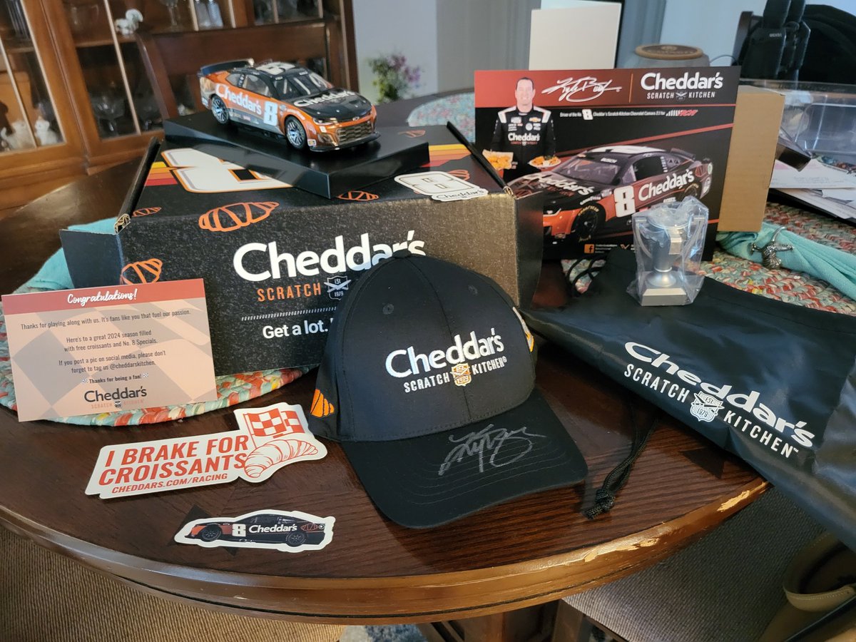 CindyTo81639286's tweet image. Following @KyleBusch and @cheddarskitchen is so fun!!! Go #8!! Thank you @cheddarskitchen 🏁🏁🏁🏁🏁🏁