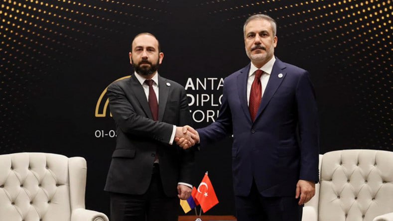 AteoBreaking's tweet photo. МИД Армении Мирзоян назвал признание геноцида не главным приоритетом Еревана

«Не секрет, что Турция связывает процесс нормализации отношений с Арменией с армяно-азербайджанским процессом. На наш взгляд, это не очень конструктивный подход. Армения ведет диалог с Турцией без предусловий», - заявил глава МИД