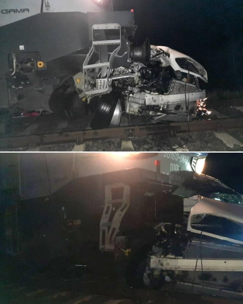 thepolandnews_'s tweet photo. Samochód osobowy wjechał pod pociąg na niestrzeżonym przejeździe kolejowym w Karwicy Mazurskiej (woj. warmińsko-mazurskie). Autem jechało pięć osób - troje dzieci i dwoje dorosłych. Wszyscy zginęli na miejscu.

Siła zderzenia była tak duża, że całkowicie zgniecione auto znajduje się około 200 m od przejazdu.

📸 | KWP PSP w Olsztynie