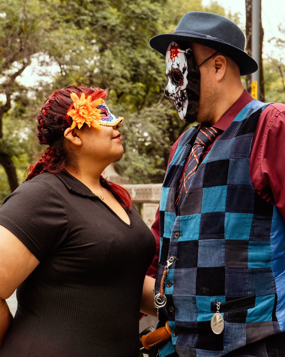 EpicFramesMedia's tweet photo. Título:
Unidos Entre Dos Mundos: El Día de Muertos no es solo una celebración; es un acto de unión y de devoción, una forma de mantener viva la presencia de quienes ya no están físicamente, pero siguen habitando en nuestro corazón. #DiaDeLosMuertos https://t.co/v1zD9NNjE5