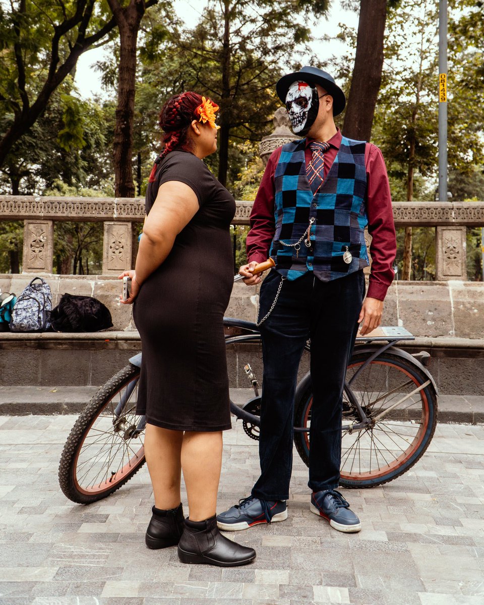 EpicFramesMedia's tweet photo. Título:
Unidos Entre Dos Mundos: El Día de Muertos no es solo una celebración; es un acto de unión y de devoción, una forma de mantener viva la presencia de quienes ya no están físicamente, pero siguen habitando en nuestro corazón. #DiaDeLosMuertos https://t.co/v1zD9NNjE5