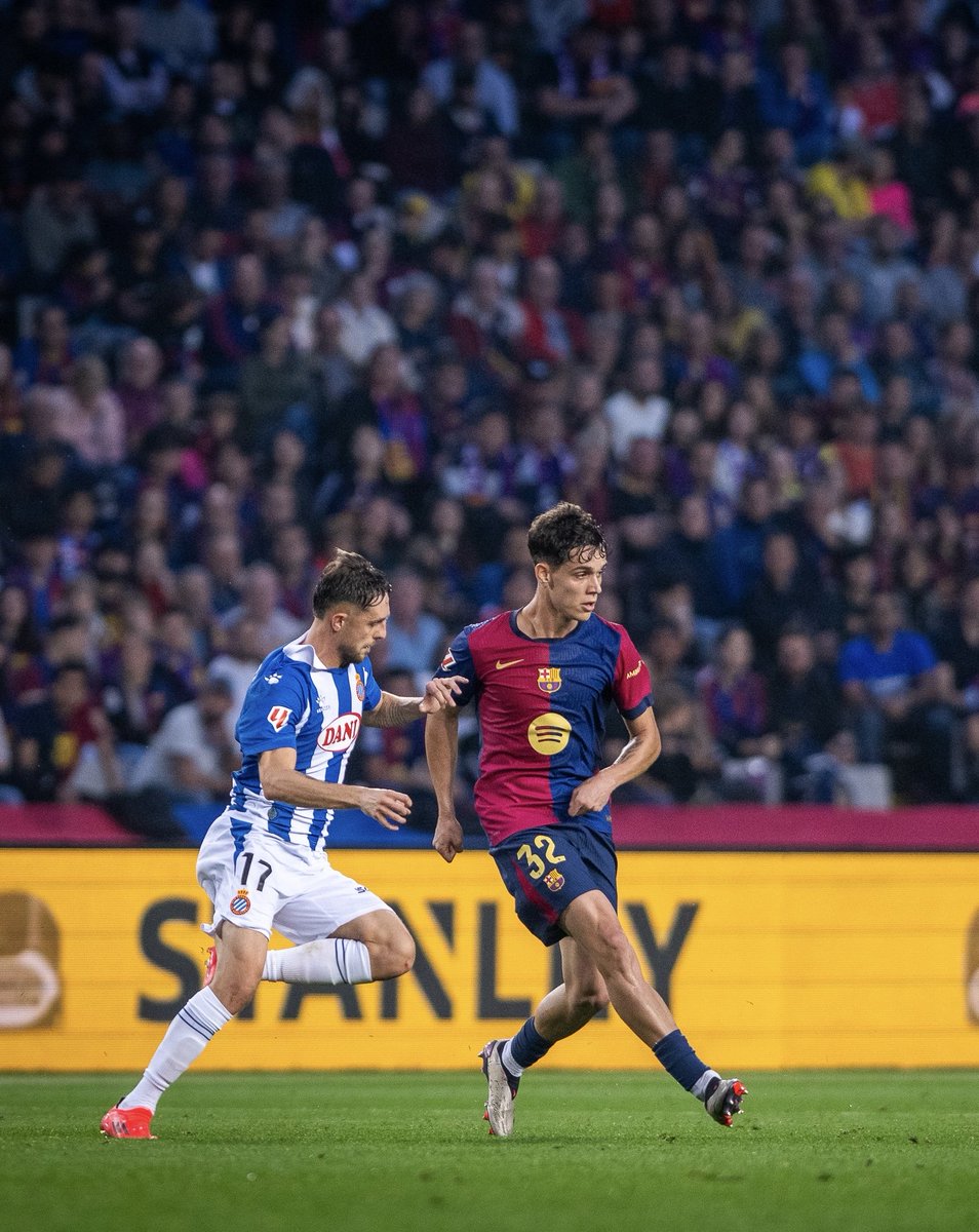 FCBarcelona's tweet photo. 🔄 Substitution

→🟢 Kounde
←🔴 H. Fort

#BarçaEspanyol https://t.co/wd7CMI9jue