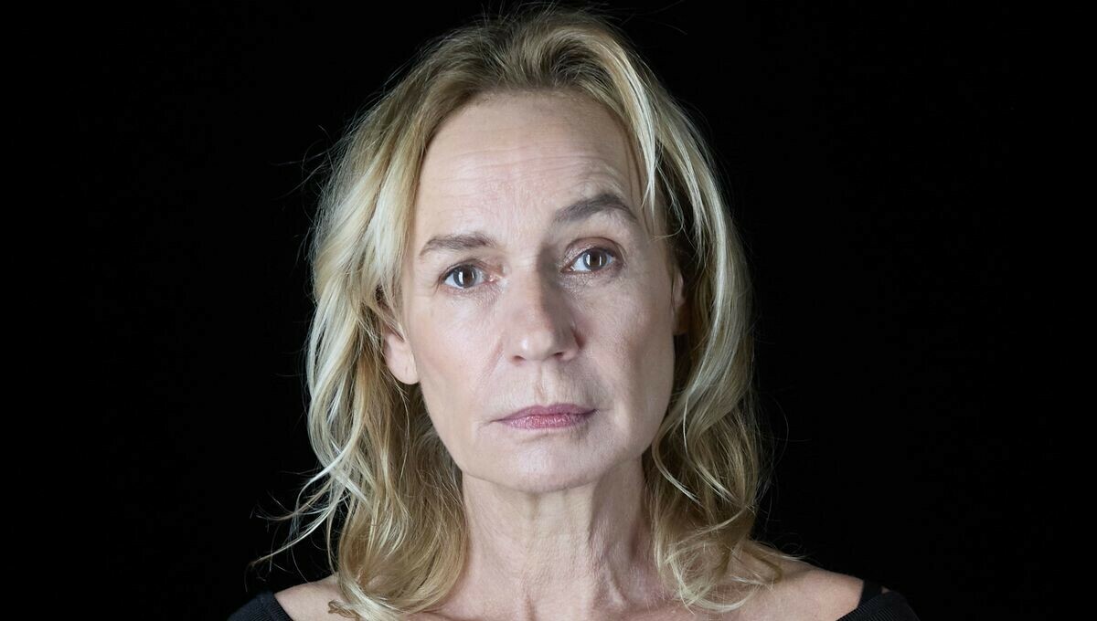 "J'ai presque envie de la défendre." De retour sur les planches de théâtre, Sandrine Bonnaire incarne Claire Lannes, la meurtrière de "L'Amante anglaise" de Duras. La comédienne raconte comment elle s'est plongée dans ce personnage constaté. ➡️ l.franceculture.fr/M2U