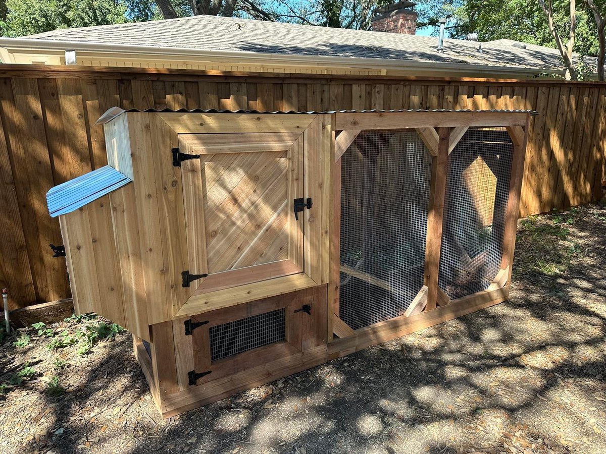 Nicole_Graham84's tweet photo. Large spaces or creative nooks, we can build anywhere. We also build catios, goat, duck, quail and dog structures. 
832-722-2249 
-Chicken Mike #chickens #coops #chickencoops #backyardchickens #fresheggs #fresheggsdaily #urbanpoultry #urbanpoultryeducation #selfsustainable https://t.co/XqihC6KO5h