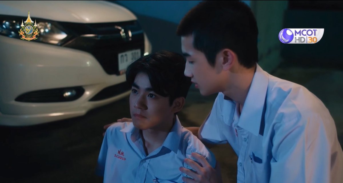 Mookbsy1501's tweet photo. ปุณทำไมนอย ทำไมเสียใจ ส่วนตัวก็คิดว่าปุณคงจะยึดติดกับความสัมพันธ์นี้มั้ง แบบของเคยๆ ไม่รู้จะทำยังไง ปุณหวังดีกะคนอื่น คงคิดโทษตัวเอง พอมาเจอฉากนี้ เอมหลุดไปเลยไม่สนใจปุณเลย จนคิดได้แล้วก็จะทำอะไรให้ทันชัดเจนสักที (ใช้เวลา 8 อีพี นานไปป่ะ) #LoveSick2024EP8  https://t.co/wGnB4NT8ik