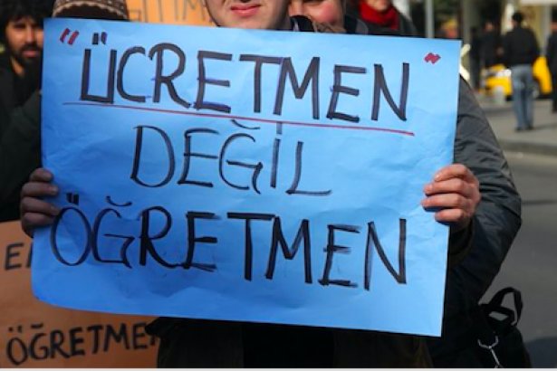 Ücretli öğretmenler çözüm bekliyor

🔴 Ücretli öğretmenlerin "kölelik koşullarında" çalıştırılması görmezden gelinemez.

İktidarının eğitim ve ekonomi politikalarının bir sonucu olarak öğretmenler; kadrolu, ücretli, sözleşmeli gibi parçalara bölünmüş durumda.

 Aynı işi