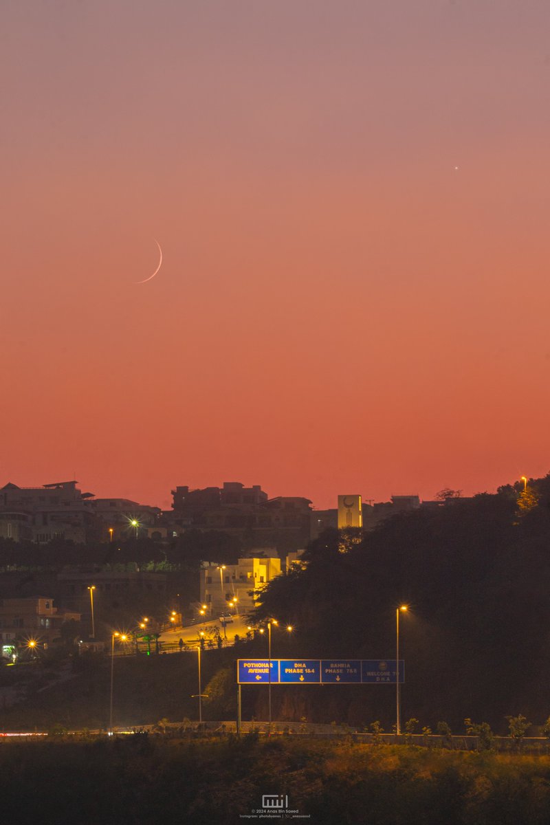 _anassaeed's tweet photo. The New Moon of the month creates a spectacular sight over the western skies of Rawalpindi https://t.co/V6fU2F69wi