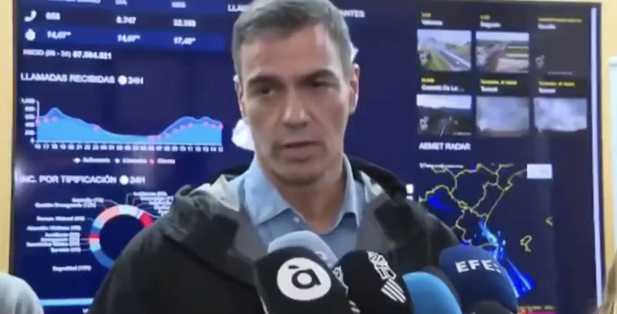 juansotoivars's tweet photo. Los reyes aguantan el chaparrón a sabiendas de que la gente está al límite y tiene motivos para ello. Los políticos huyen para hablar luego de “elementos marginales” con una pantalla detrás. Ahí se ve dónde está la poca dignidad que queda en las altas esferas españolas y dónde no https://t.co/nYTLPT7NNm